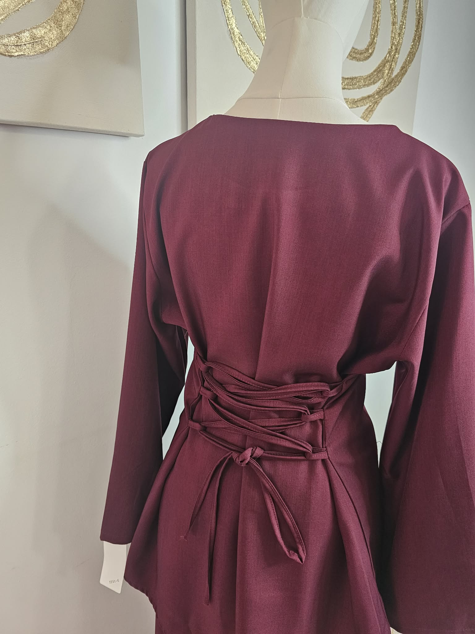 détail tissu ensemble bordeaux élégant femme