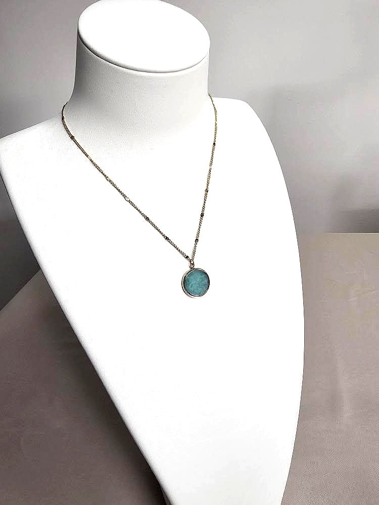 Collier Vert d’Eau en Acier Inoxydable Doré – Pendentif Rond Élégant Ettis Mode