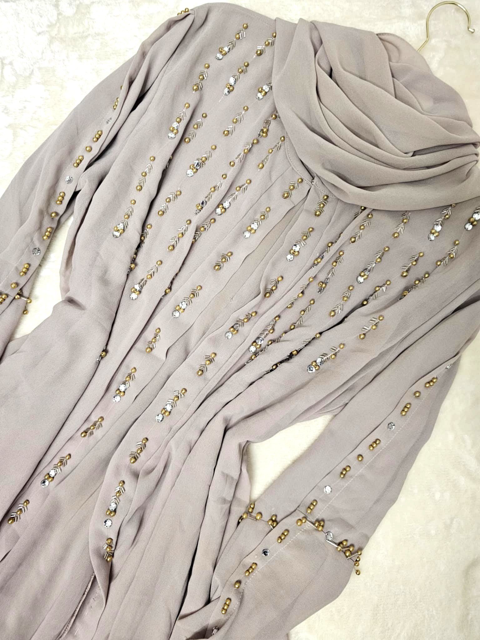 Abaya Prestige Perlée – Coupe fluide – Détails dorés raffinés Ettis Mode