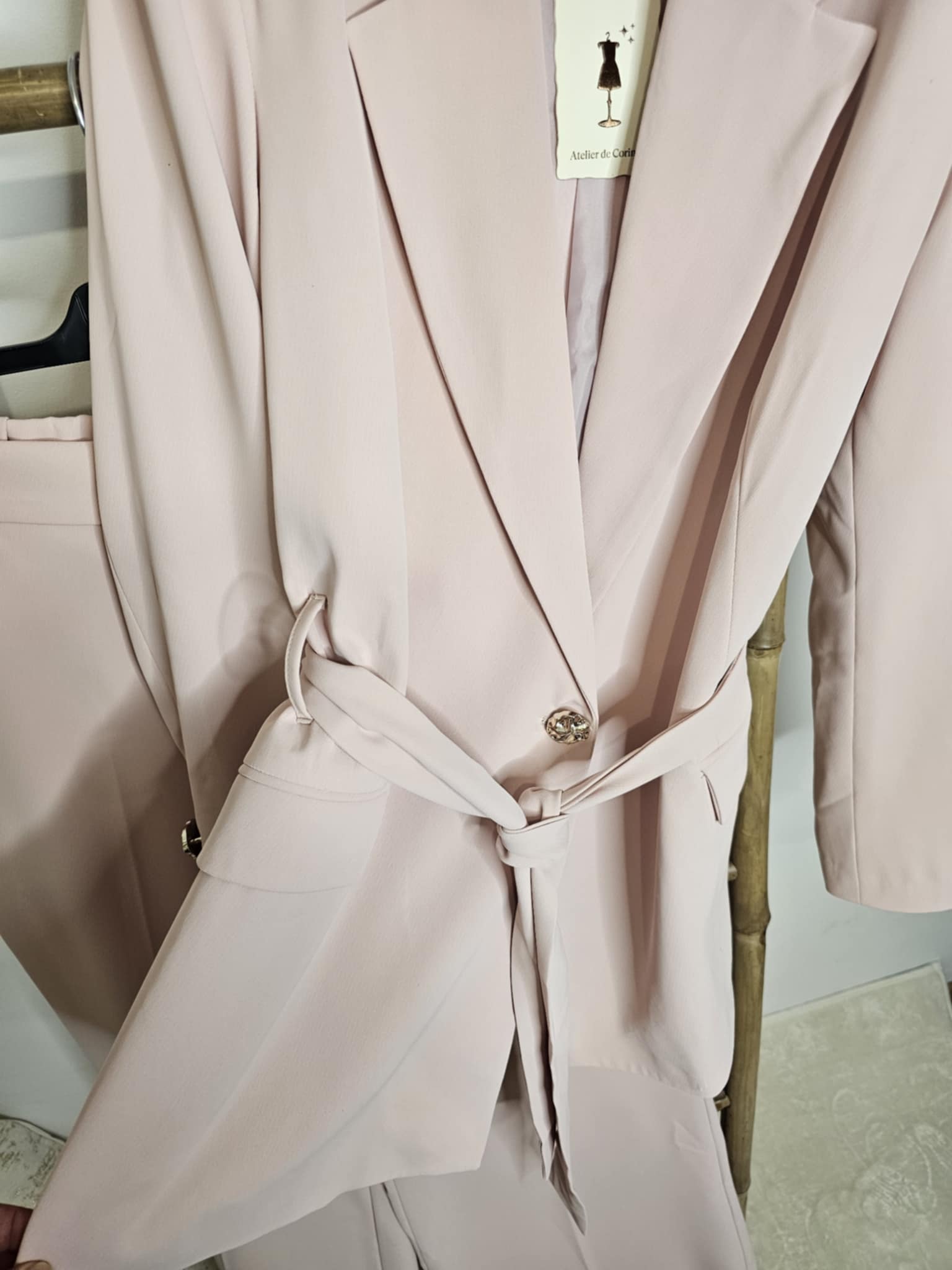 Tailleur rose poudré femme blazer ceinturé coupe élégante Ettis Mode