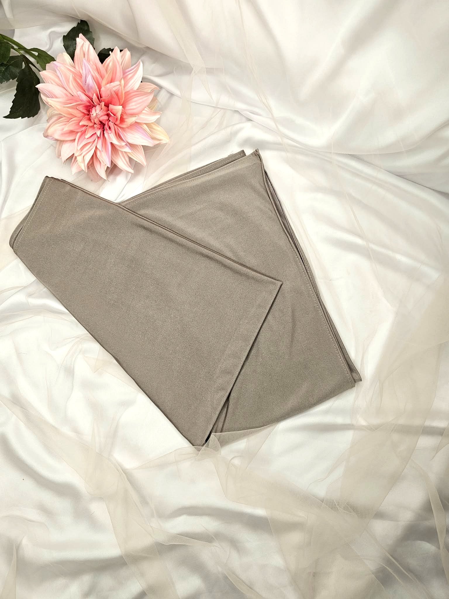 Hijab jersey liquid satin taupe fluide élégant femme