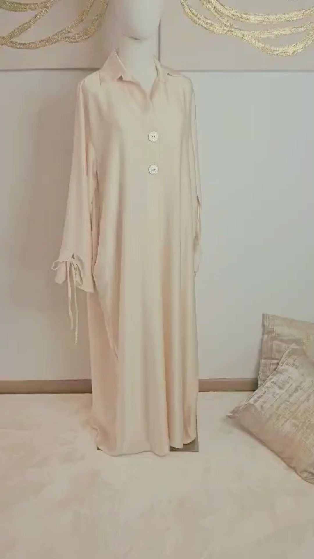 robe longue satinée champagne élégante mouvement tissu et boutons bijoux