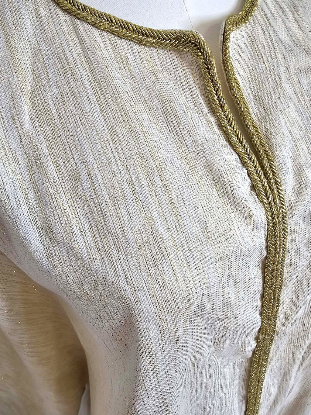 détail manche brodée robe longue élégante femme style modeste