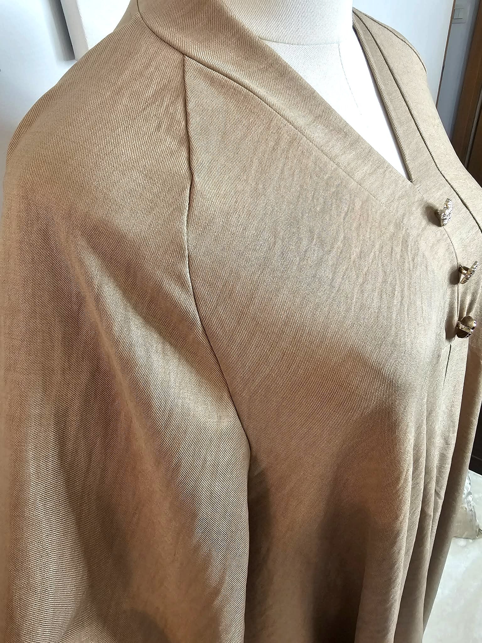 robe longue beige fluide boutons col v femme élégante
