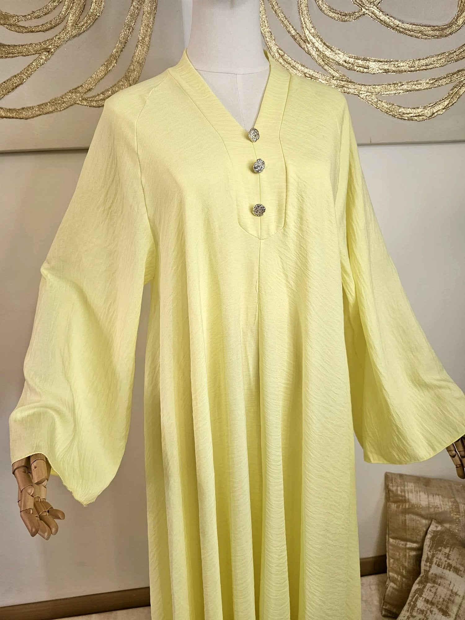 détail tissu robe jaune pastel fluide femme